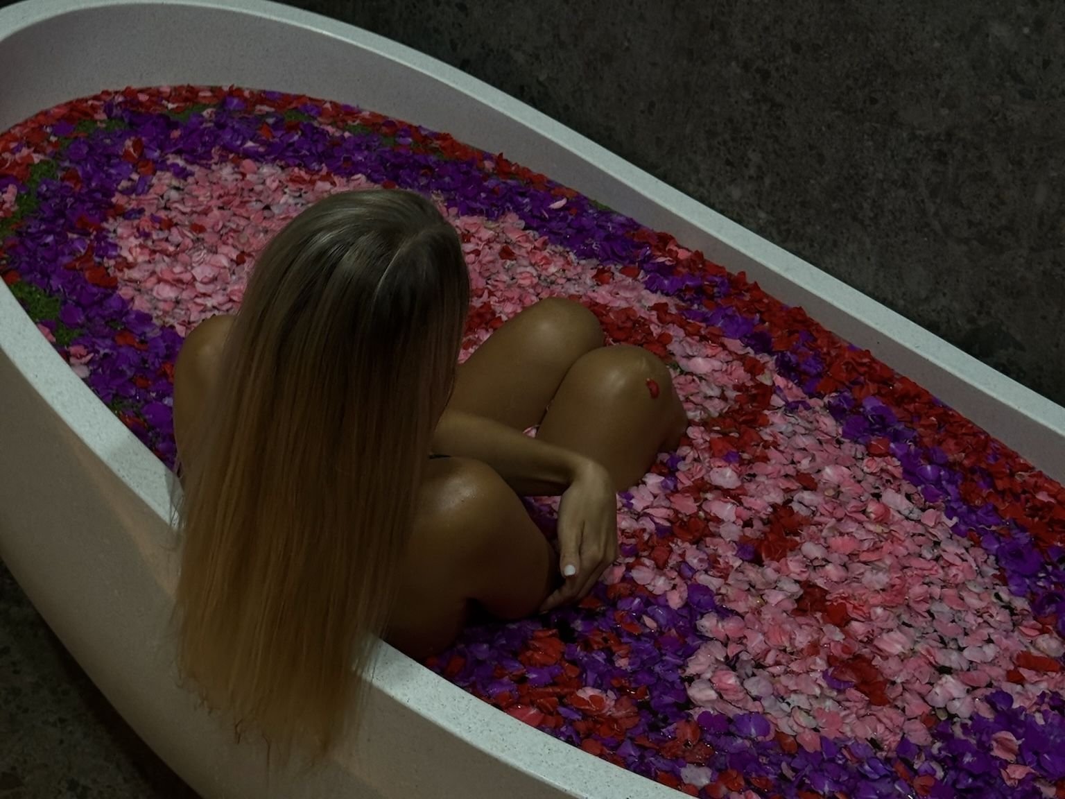 Flower bath with petals